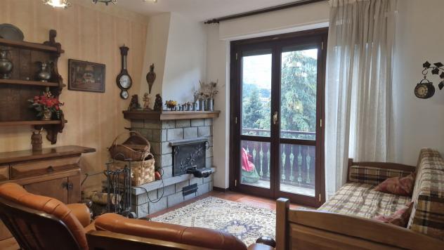 SPLENDIDO TRILOCALE CON DUE BAGNI, CUCININO, AMPIO SOGGIORNO, RIPOSTIGLIO, GARAGE, OTTIMA POSIZIONE.