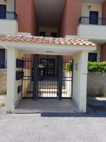 OSTIA TRILOCALE SEMI-ARREDATO CON GIARDINO PRIVATO E POSTO AUTO SCOPERTO. - Foto 8