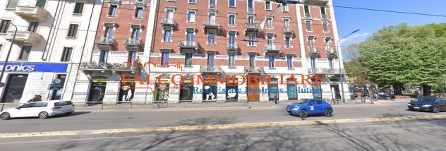 MILANO, CORSO XXII MARZO 33 - AFFITTASI NEGOZIO 6 LUCI