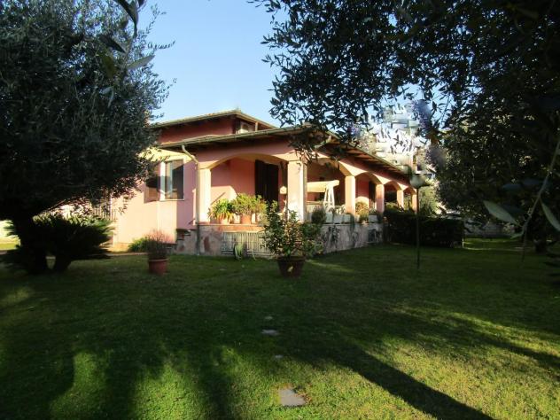 Villa in vendita a Marina di Carrara - Carrara 420 mq Rif: 1096563