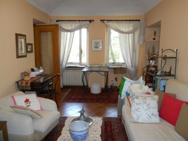 Indipendente su 2 piani: piano terra con ingresso con vano con comoda scala di collegamento, ampia cucina abitabile, sala, camera con bagno, altra cam - Foto 19