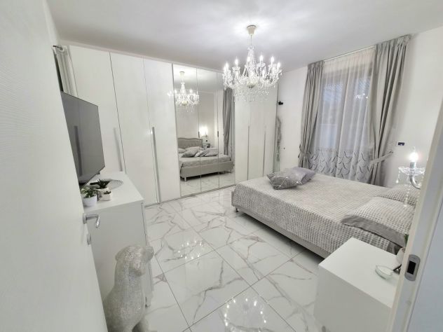 Elegante soluzione indipendente ristrutturata e arredata con due corti private - Foto 4