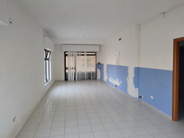 2069/STELLA Locale commerciale di mq 74 al piano terra in parco privato a Vairano Scalo. Si compone di due vani, antibagno e bagno.