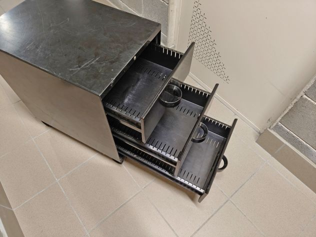 Vendo cassettiera in acciaio nero con ruote - Foto 3
