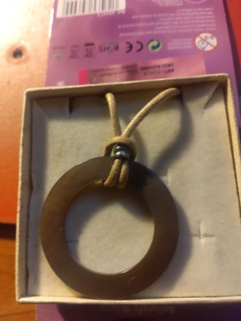 collana in caucciù con ciondolo - Foto 2