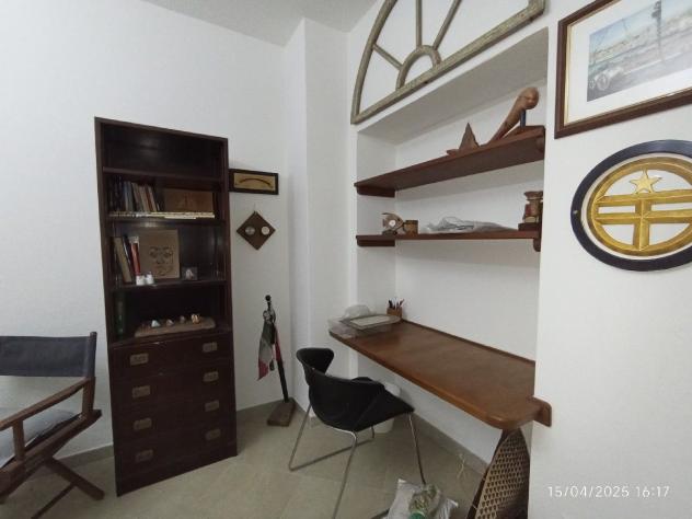 Appartamento con ingresso indipendente e posto auto . Primo piano . Completamente ristrutturato ed arredato .