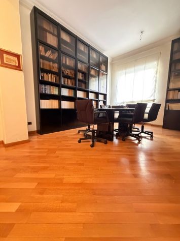 ELEGANTE APPARTAMENTO NEL CUORE DI SALERNO - Foto 2