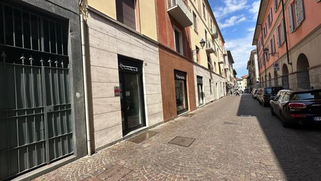 NEGOZIO DI 60 MQ CON VETRINA IN CENTRO LECCO