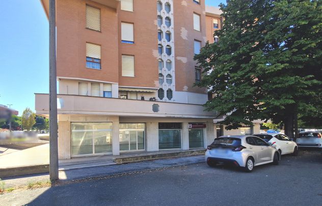 VIALE PETRARCA: Fondo commerciale con 4 vetrine - grande visibilità!