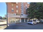 VIALE PETRARCA: Fondo commerciale con 4 vetrine - grande visibilità!