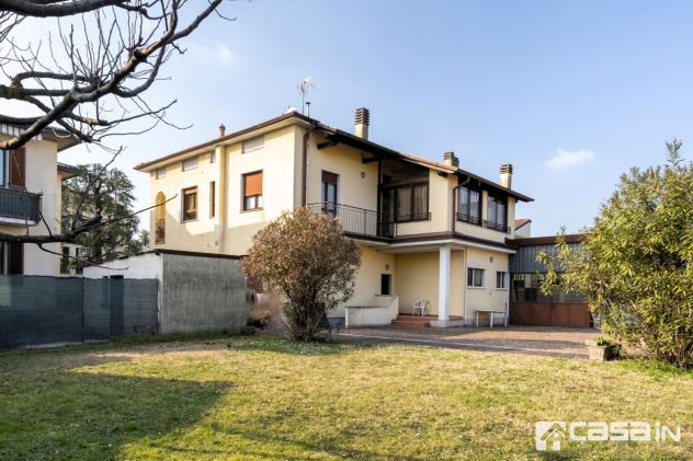 A pochi passi ampia soluzione indipendente composta da 2 appartamenti, deposito, 2 box, cantina e giardino di 800 mq
PIANO TERRA : appartamento di 4 v