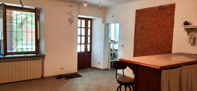 ristrutturata nel 2015 su due livelli: al piano terra ampia cucina, con caminetto, sala e scala di collegamento posta tra i due vani, piano primo dis - Foto 3
