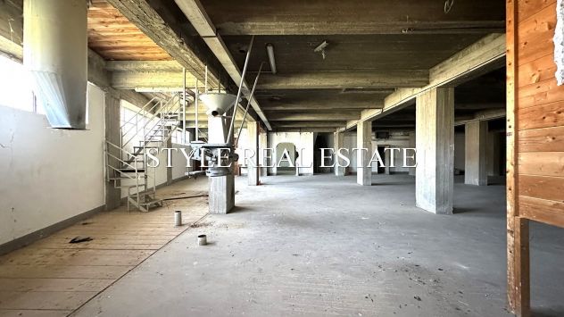Stabile commerciale con ascensore ed area parcheggio - Foto 7