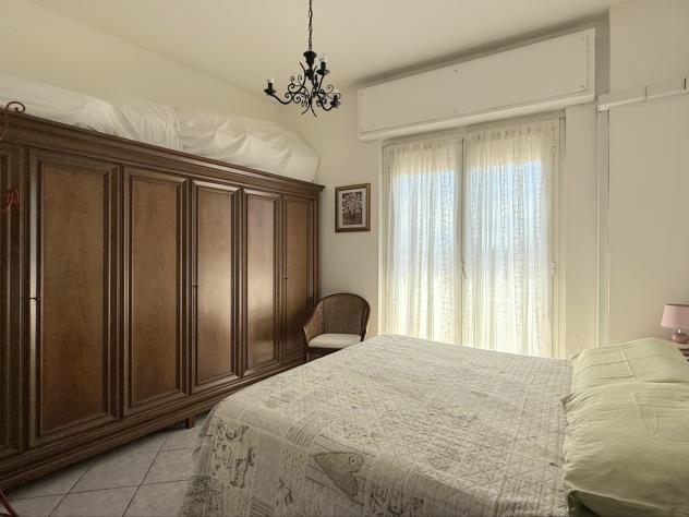 Marina di Massa, in pieno centro e a pochi passi dal mare: attico al 4° piano con ascensore, composto da ingresso, sala, ampia cucina, disimpegno, 3 c - Foto 19