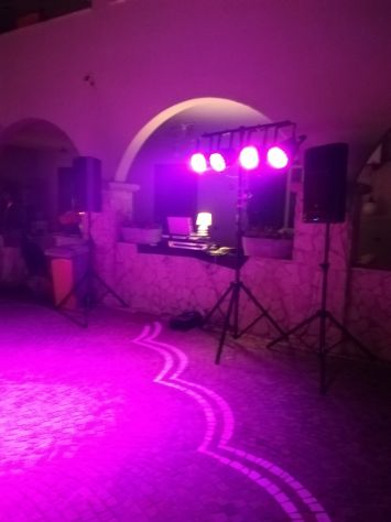 Noleggio Effetti luci Par su asta piu Casse JBL e tavolino - Foto 4