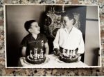 ANTICA FOTOGRAFIA CARTOLINA - BUON COMPLEANNO CON TORTE E CANDELINE -