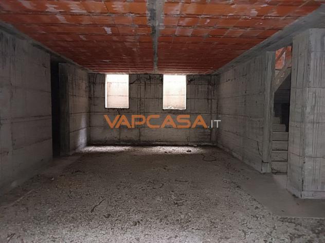 RUSTICO CON PROGETTO APPROVATO, DUE AUTORIMESSE E CORTILE - Foto 12