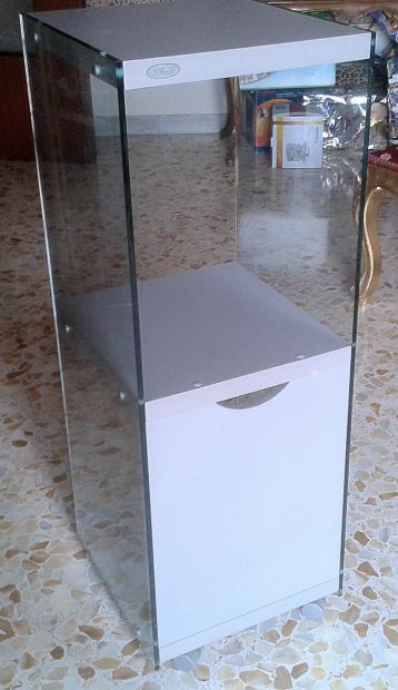 VETRINETTA CON ROTELLE