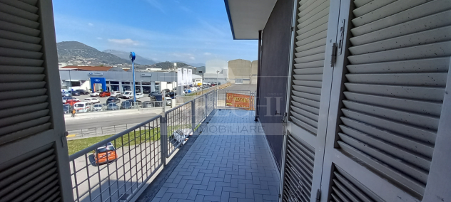 LUMINOSO UFFICIO BALCONATO CON PARCHEGGIO - Foto 2