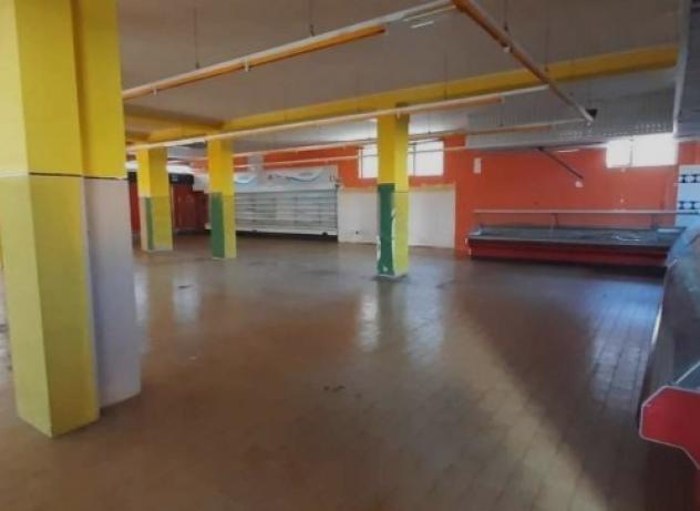 Vendesi negozio di 950 mq in Induno Olona - Foto 3
