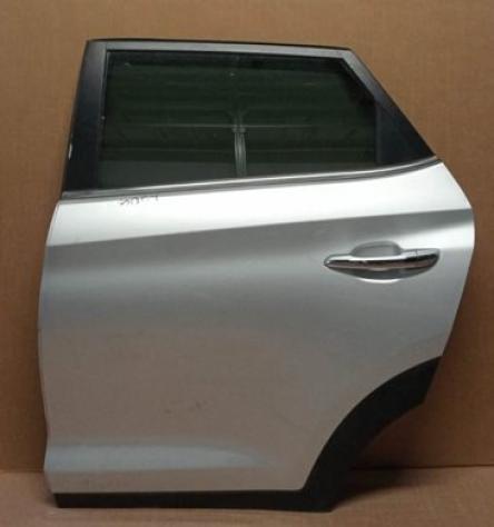 PORTA POST. SX ARGENTO C/ALZ. ELETTR. E SERR. (1 Segno) 999-U1294053 Carrozzeria  Lamierati esterni  Porte  Porta post. sx. HYUNDAI - TUCSON - 01-08-2