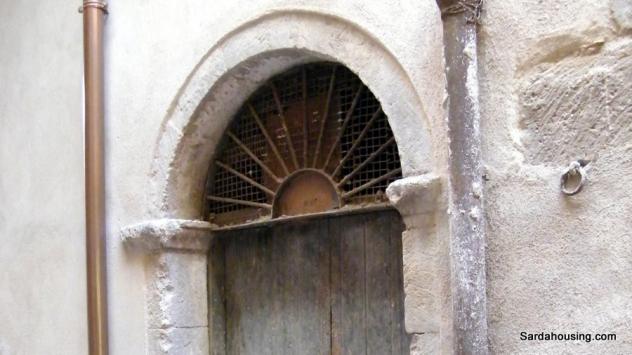 Nel centro storico di Santu Lussurgiu, antico borgo della Sardegna centro-occidentale, vi proponiamo una particolare casa storica ristrutturata in par - Foto 12