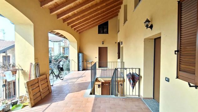 In Caratteristico casale ristrutturato, accattivante appartamento su due livelli con travi a vista. - Foto 7