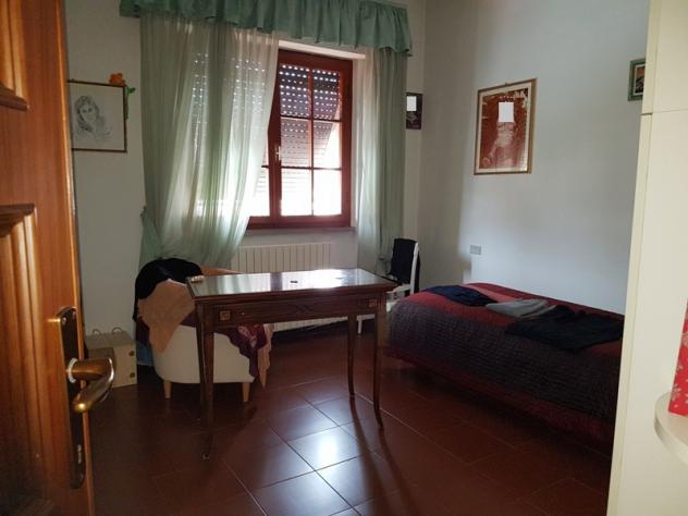 MARINA DI MASSA, prima periferia e poco distante dal mare, vendesi villetta singola con giardino circondante: salone, cucina, tinello con camino, bagn - Foto 9