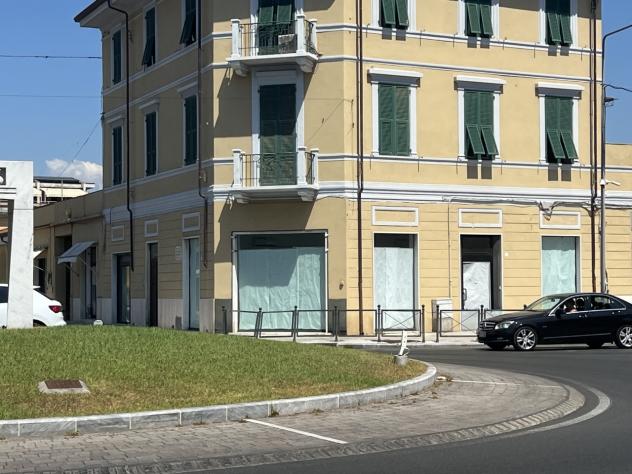 Oltre 3 vetrine in affitto a Carrara
