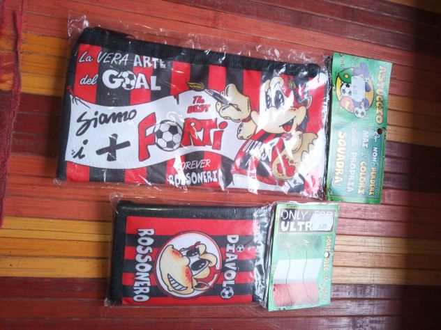 LIBRO, PORTACHIAVI,PORTAFOGLIO E ASTUCCIO MILAN FC - Foto 3