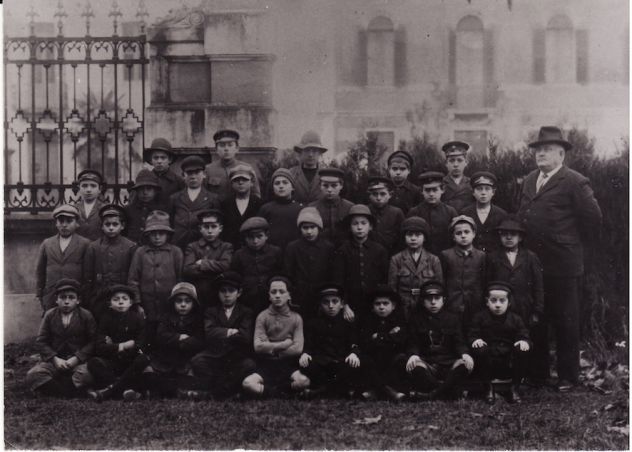 VECCHIA FOTOGRAFIA DI SCOLARESCA DI RIEKA ANNI 23 -NEL RETRO SCRITTA FIUME RIEKA