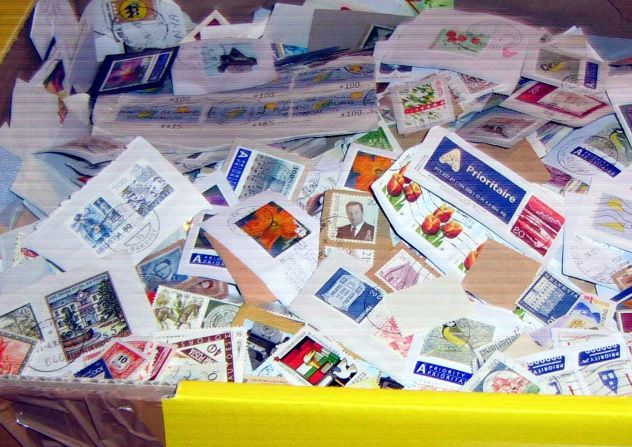 FRANCOBOLLIi/KILOWARE 1,3 kg MONDIALI SU FRAMMENTO CON 100 BF TEMATICI - Foto 6