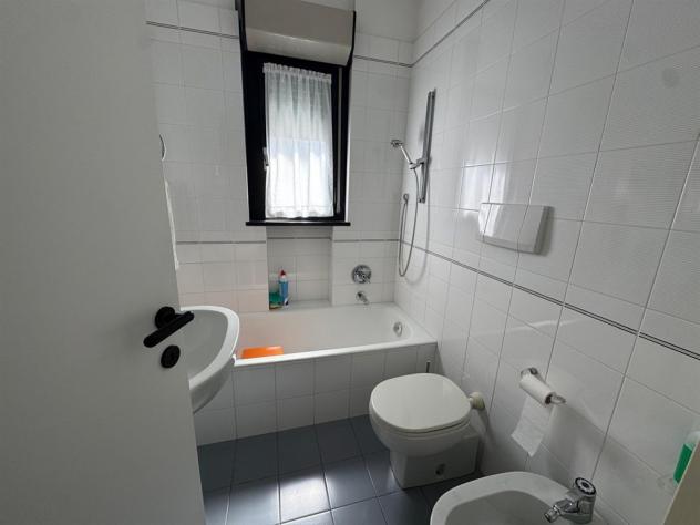 Alassio, a soli 1,5 km dal mare, proponiamo elegante villa a schiera su più livelli, dotata di ingresso indipendente e libera su tre lati. cantina e - Foto 12