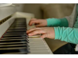 Insegnante di pianoforte impartisce lezioni
