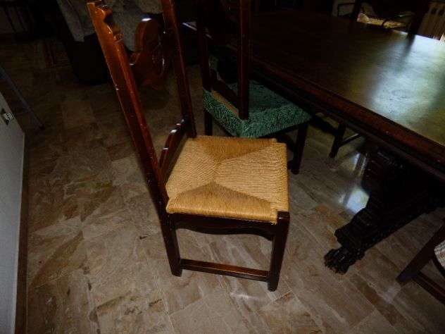 Tavolo sedie e credenza abbinate in legno massiccio anni 20 - Foto 3