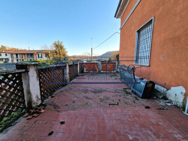 CASA INDIPENDENTE SU QUATTRO LIVELLI CON GIARDINO E RIMESSE - Foto 3