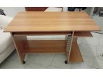 Scrivania da computer usata in  legno,  color noce biondo in ottime condizioni