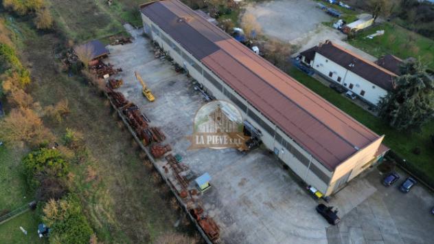 Immobile di 1100 m² con 2 locali in vendita a Novi Ligure