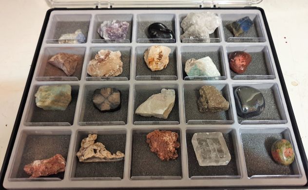 Raccolta Completa di Minerali e Gemme – N° 86 Elementi + Espositori e Schede - Foto 2