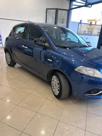 Lancia Ypsilon 1.0 FireFly 5 porte S&S Hybrid Silver - Foto 3