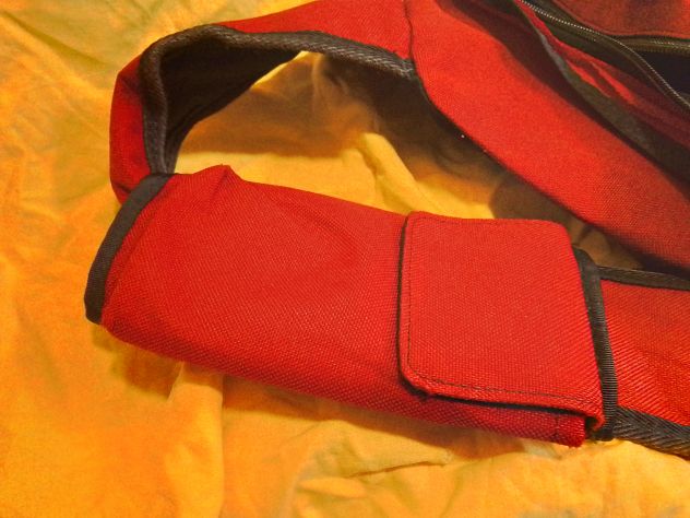 Zaino monospalla bordeaux, con 3 tasche esterne, 1 tasca interna e portacellula - Foto 3