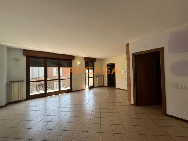 Quadrilocale su due livelli con terrazzo, box e cantina in centro ad Azzano San Paolo - Foto 2