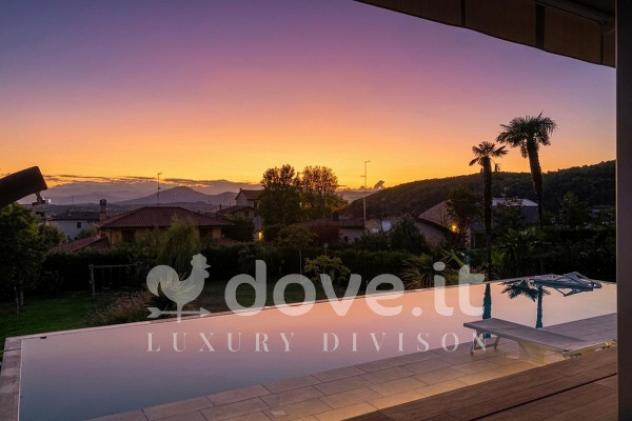 Villa di 380 m² con più di 5 locali e box auto in vendita a Colverde