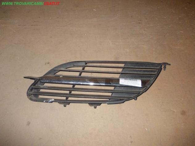 MODANATURA LAT.S.PARAURTI ANT. NISSAN ALMERA Tino (V10M)  Carrozzeria  Lamierati esterni  Paraurti  Modanatura par NISSAN - ALMERA Tino - 01-07-2000 -