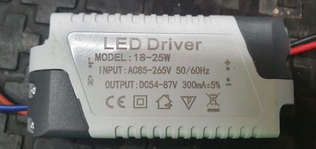 1 alimentatore Driver faretti a led. È nuovo.