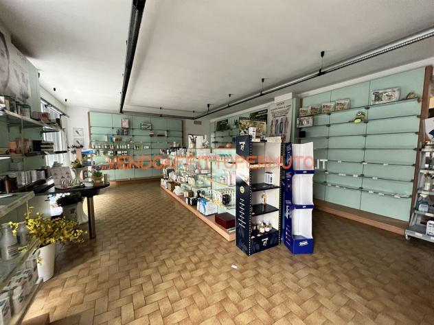 MAGAZZINO CON NEGOZIO-UFFICIO ED AREA DI PERTINENZA - Foto 16