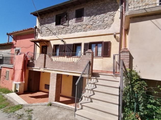 In una frazione del comune di Castell'Azzara, più precisamente a Selvena, dove sono presenti i servizi di prima necessità; , vendiamo appartamento su - Foto 2