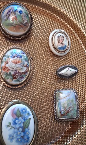Mini collezione di N° 8 antiche spille in porcellana