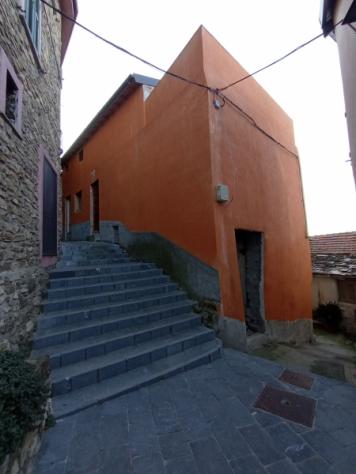 VENDESI A CESIO IN CENTRO PAESE CASA CON DUE ALLOGGI DA TERMINARE LA RISTRUTTURAZIONE