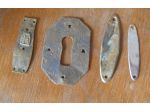 3 PIASTRINE + 1 BOCCHETTA IN FERRO E OTTONE STILE LIBERTY PER MOBILI VARI .-